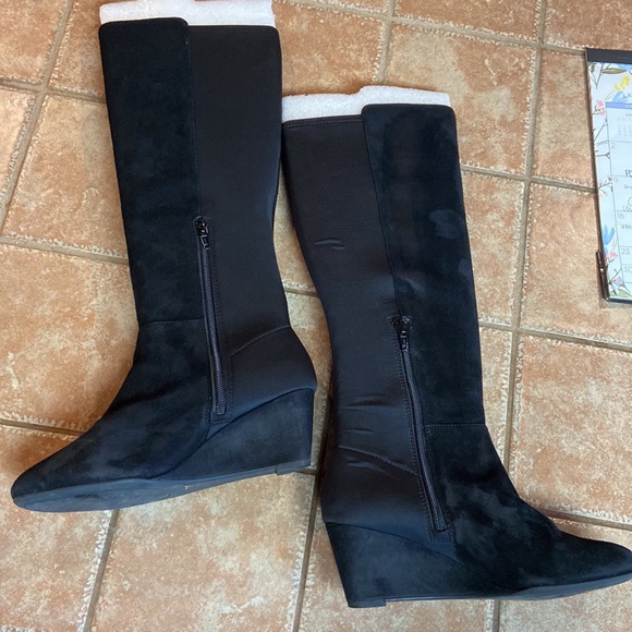 Antonio Melani Suede and Elastic knee high boots with small heel. 7.5 - Picture 3 of 7